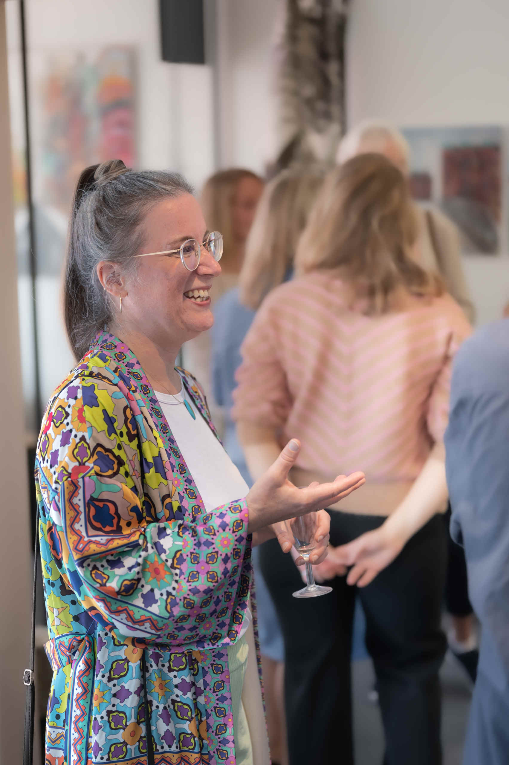 Nina Groth auf ihrer Vernissage der Ausstellung „Stadt & Wasser – Lebendige Harmonie“ bei KOCH - DIE RAUMHANDWERKEREI