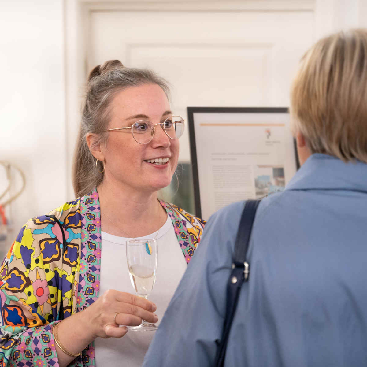 Nina Groth im Gespräch auf ihrer Vernissage der Ausstellung „Stadt & Wasser – Lebendige Harmonie“ bei KOCH - DIE RAUMHANDWERKEREI