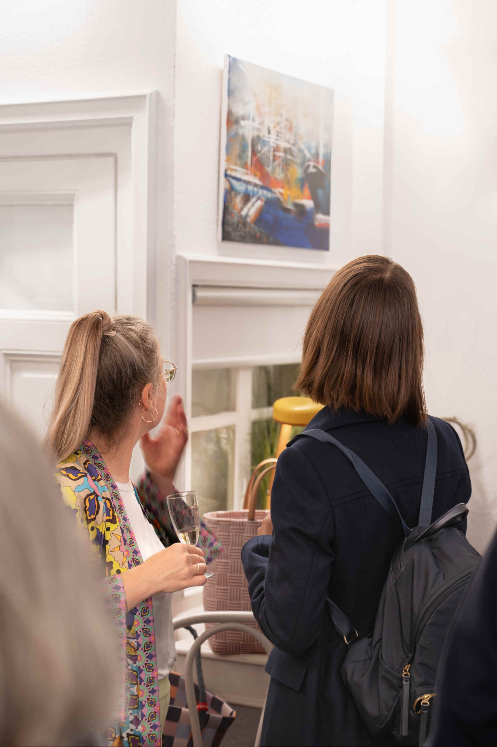 Nina Groth im Dialog auf ihrer Vernissage der Ausstellung „Stadt & Wasser – Lebendige Harmonie“ bei KOCH - DIE RAUMHANDWERKEREI