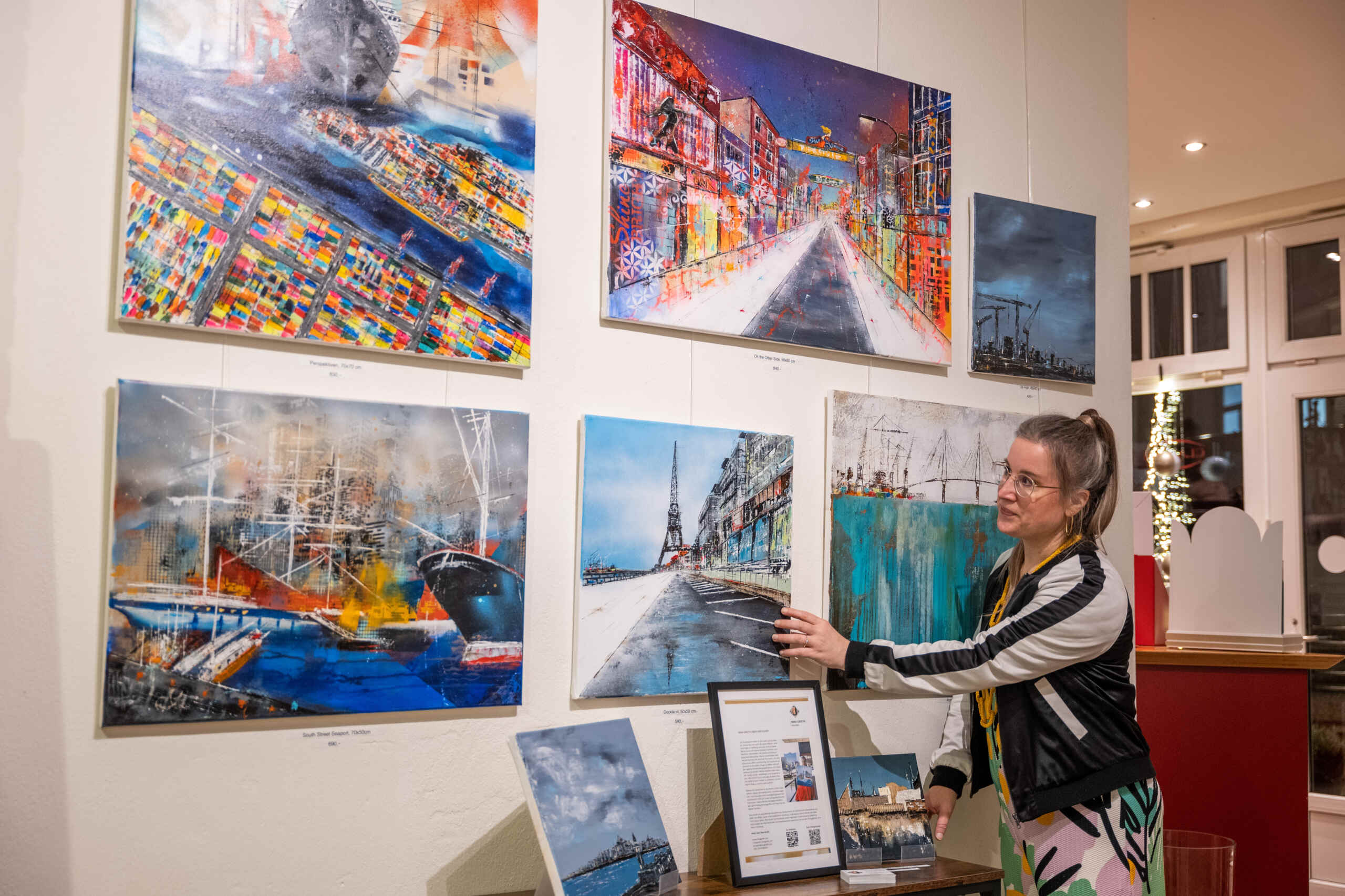 Nina Groth mit ihren Werken in der Ausstellung „Stadtspaziergänge“ in der kleinen Galerie in Flottbek