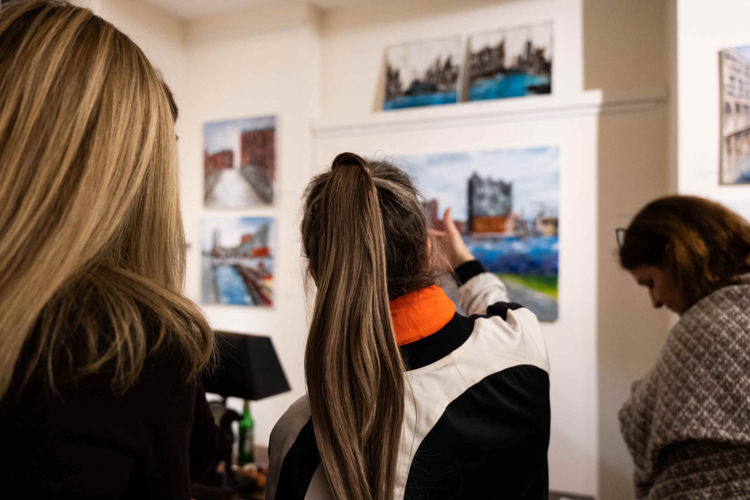 Nina Groth with guests at her vernissage of the exhibition "City Walks" in the gallery "Die kleine Galerie in Flottbek" in Hamburg