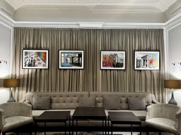 PAINT IT PRIDE im Hotel Reichshof Hamburg Blick auf mehrere Werke der Ausstellung PAINT IT PRIDE im Hotel Reichshof Hamburg, mit Kunstwerken im typischen Format: halb Fotografie, halb farbige Interpretation.