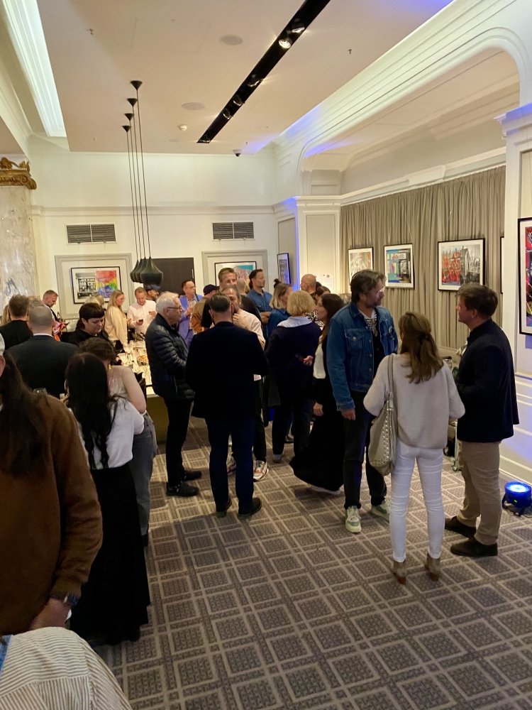 PAINT IT PRIDE: Midissage im Hotel Reichshof Hamburg Besucher*innen der Midissage von PAINT IT PRIDE im Hotel Reichshof Hamburg, im Gespräch vor den ausgestellten Kunstwerken.