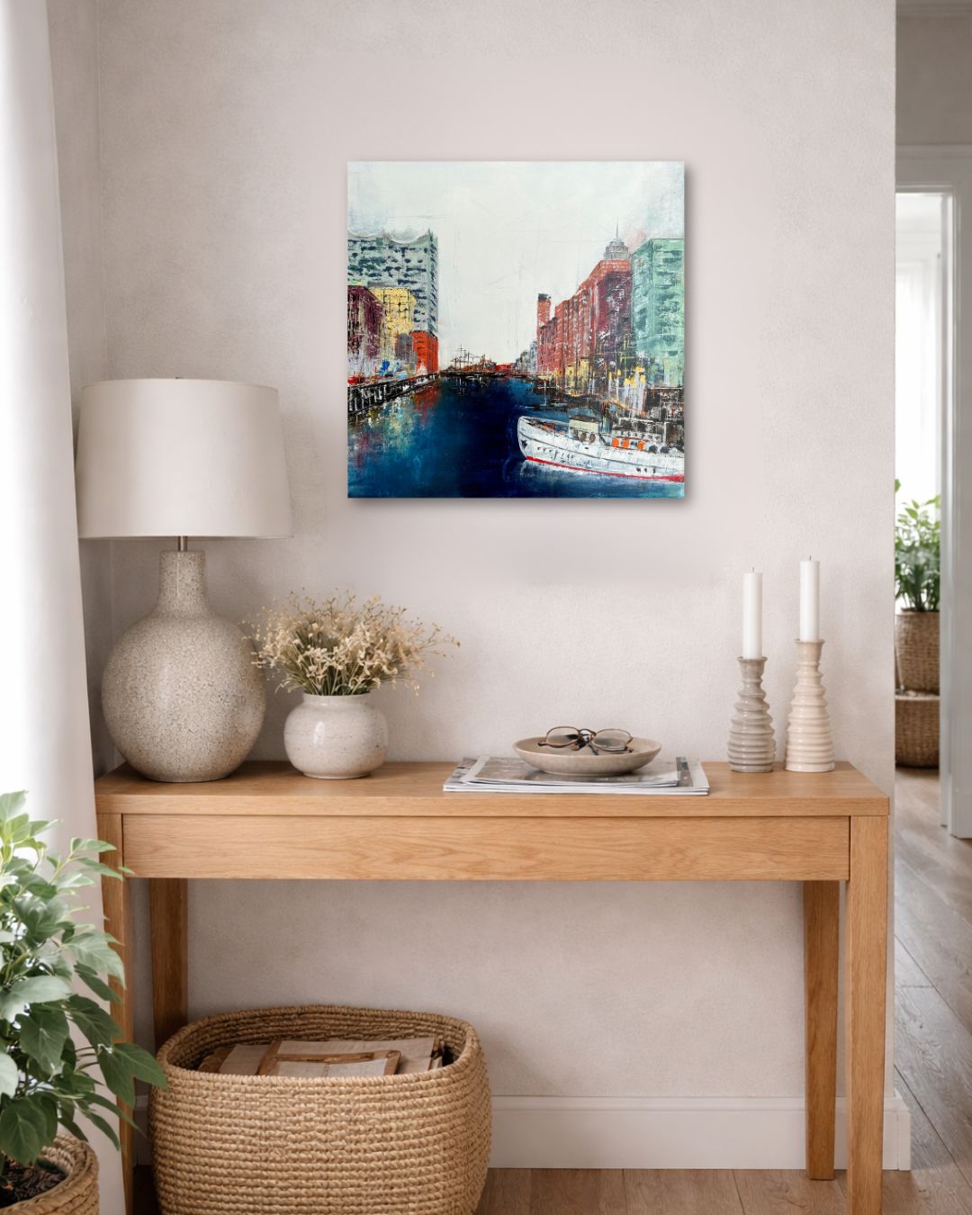 Sandtorkai | Wohnraumbeispiel Hamburg Stadtmalerei Sandtorkai von Nina Groth in moderner Wohnraumsituation – Elbphilharmonie Hamburg als Stadtgemälde