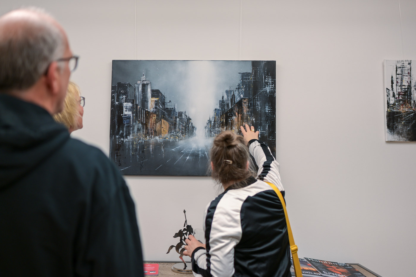 Kunstausstellung in einer Bank Kunst für Unternehmen: Nina Groth präsentiert Betrachtern ihre Kunst in einer Bank