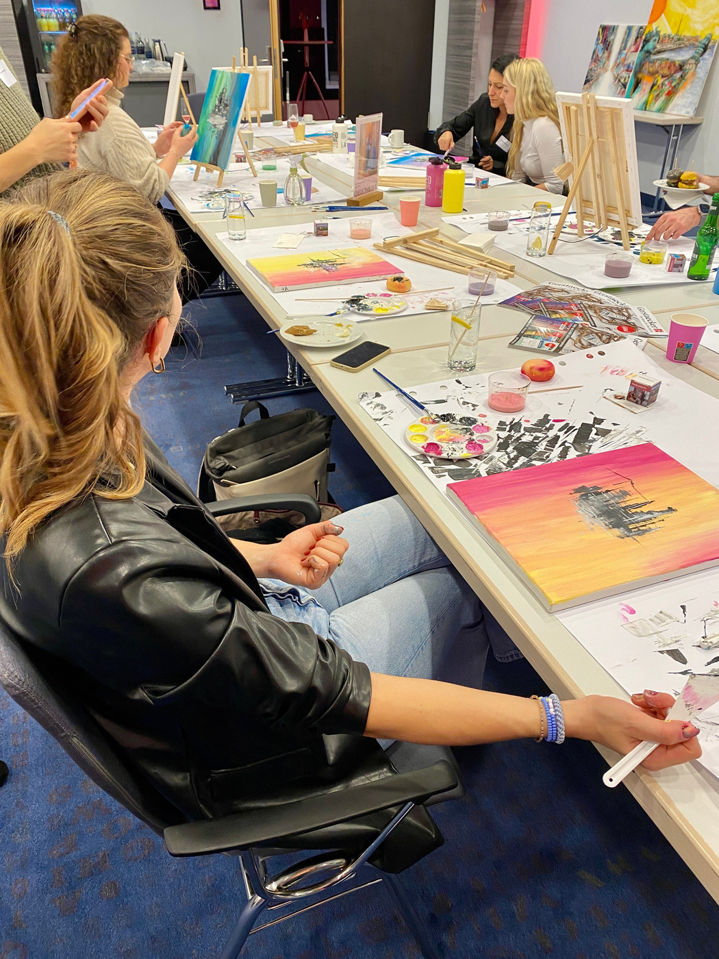 Live-Painting Event im Hotel Kunst für Unternehmen: Kreatives Business-Event im Hotel mit gemeinsamer Malaktion