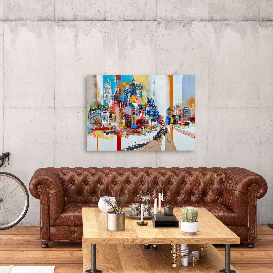 First Mover | Wohnraumbeispiel Moderne Stadtmalerei First Mover von Nina Groth in moderner Wohnraumsituation – urbanes Stadtgemälde mit Perspektivachse