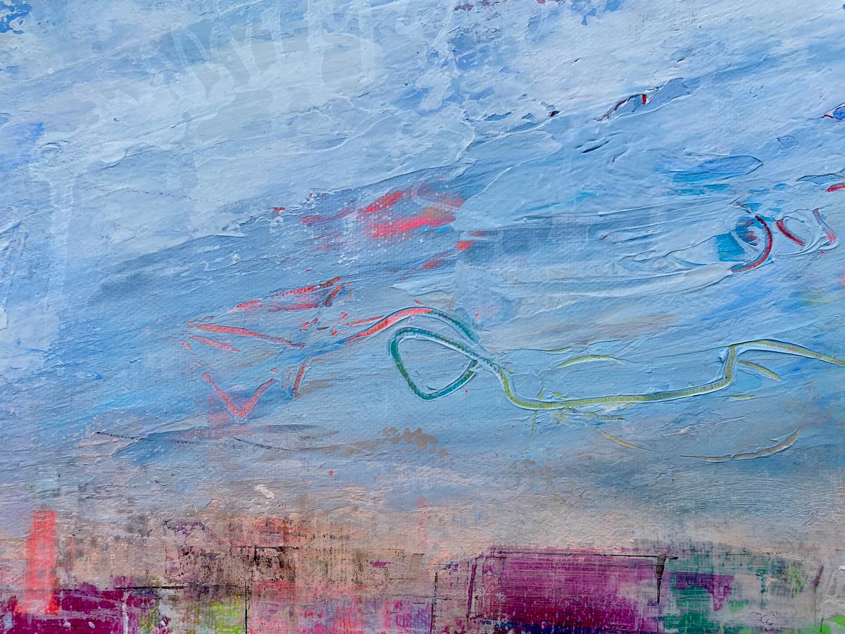 Steel & Sky – In Transit III | Detail Himmel und Papierflieger Detail mit Himmel und dezent eingeritzten Papierfliegern über industriellen Hafenstrukturen aus der Serie Steel & Sky von Nina Groth.