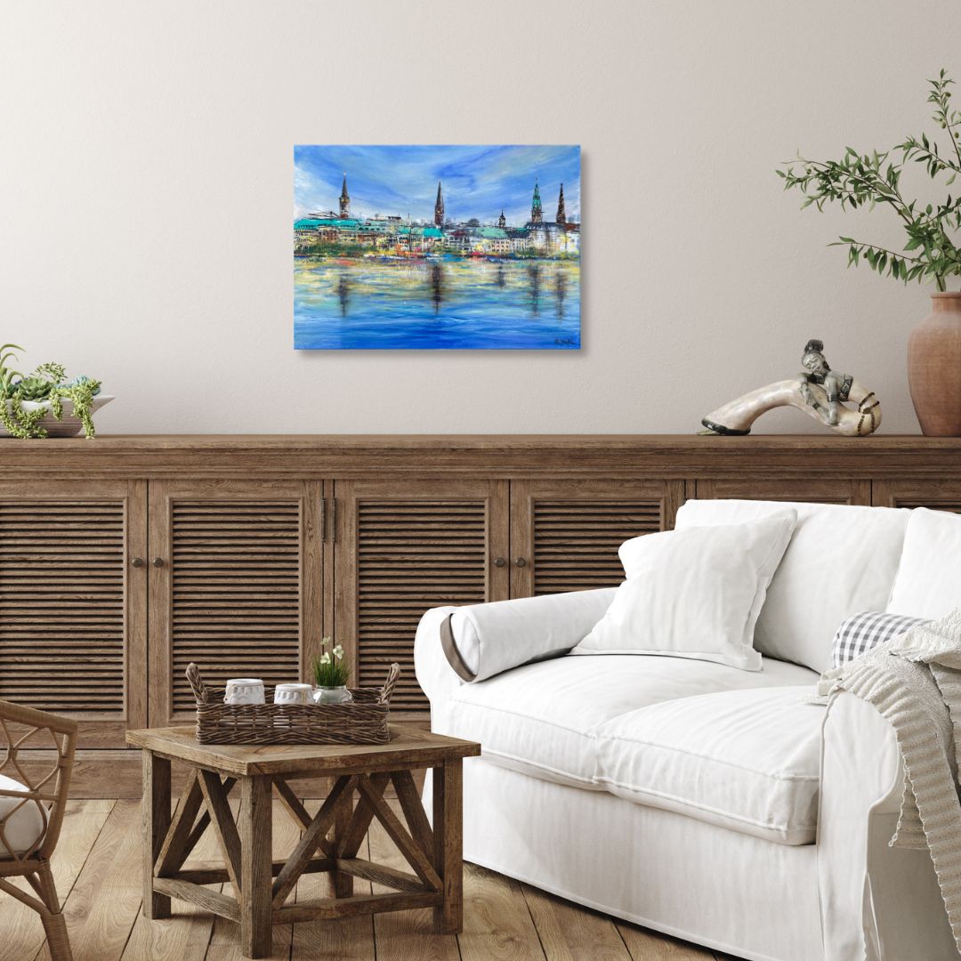 Moin von der Alster – Wohnraumbeispiel moderne Stadtmalerei Moin von der Alster von Nina Groth in moderner Wohnraumsituation, zeitgenössisches Hamburg-Gemälde mit Spiegelungen und markanter Skyline.