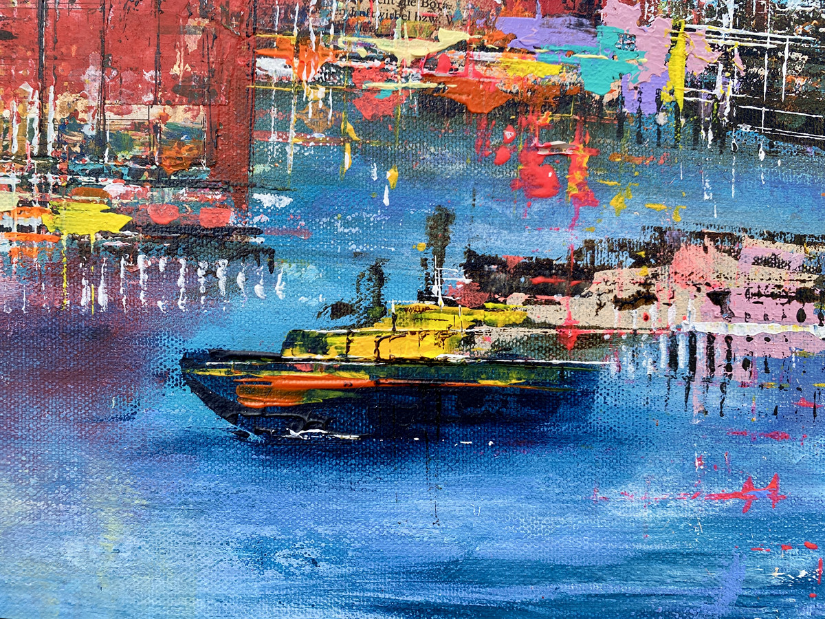 Hafenkante im Takt – Detail Wasser und Schiff Detail aus Hafenkante im Takt von Nina Groth mit Wasserflächen, Schiff und Hafenatmosphäre vor der Elbphilharmonie.