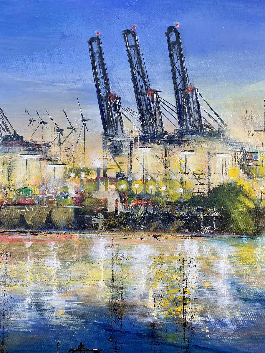 Ticket to Ride – Detail Hafenskyline und Lichter Detailaufnahme aus Ticket to Ride von Nina Groth mit Hamburger Hafenskyline, Kränen, Windrädern und Lichtreflexionen im Wasser.