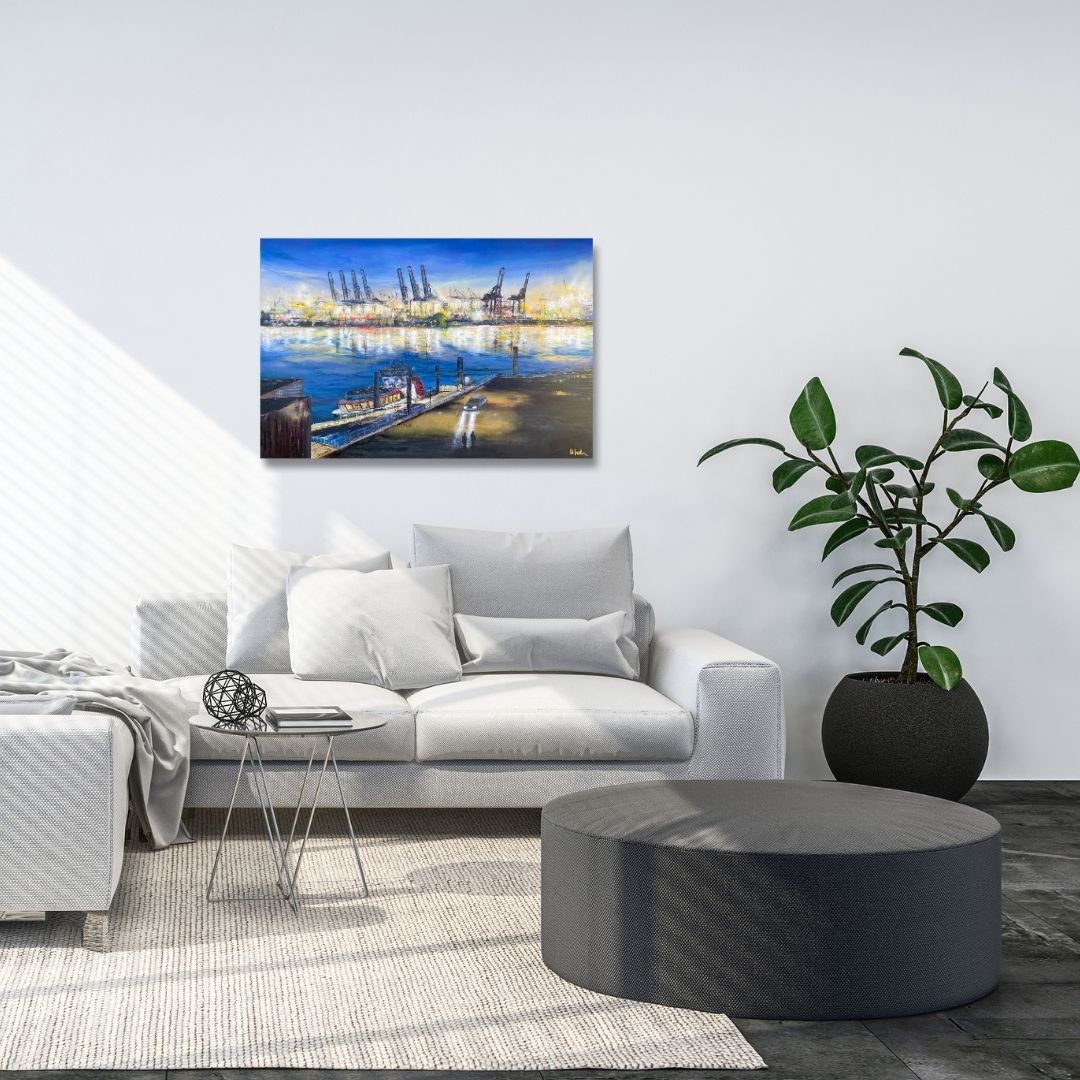 Ticket to Ride – Wohnraumbeispiel moderne Hafenmalerei Ticket to Ride von Nina Groth als zeitgenössisches Hafenbild in moderner Wohnraumsituation inszeniert.