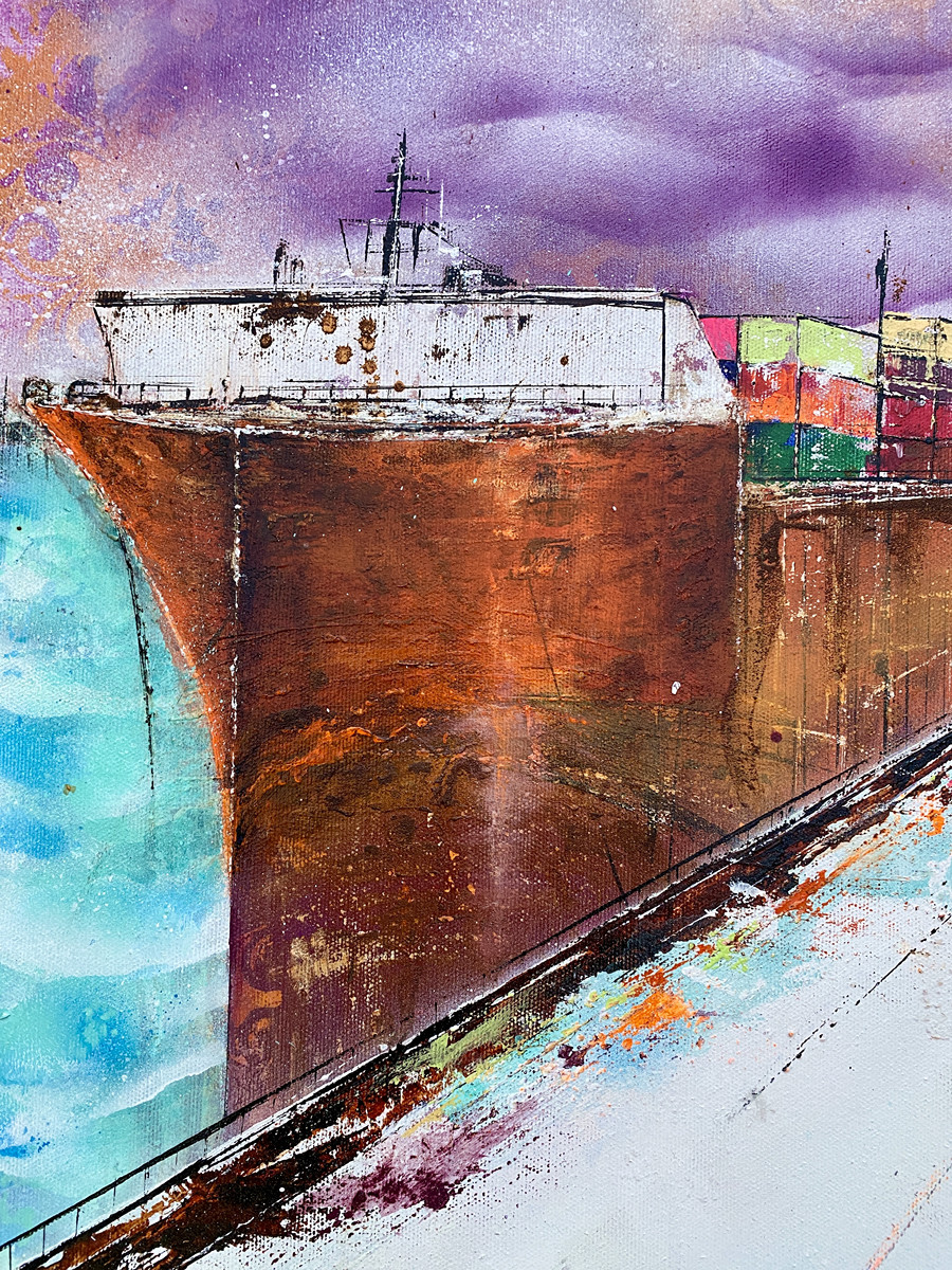 Lila Wolken – Detail Containerschiff Detail aus Lila Wolken von Nina Groth mit Vorderansicht eines Containerschiffs und farbigen Containern im Hamburger Hafen.