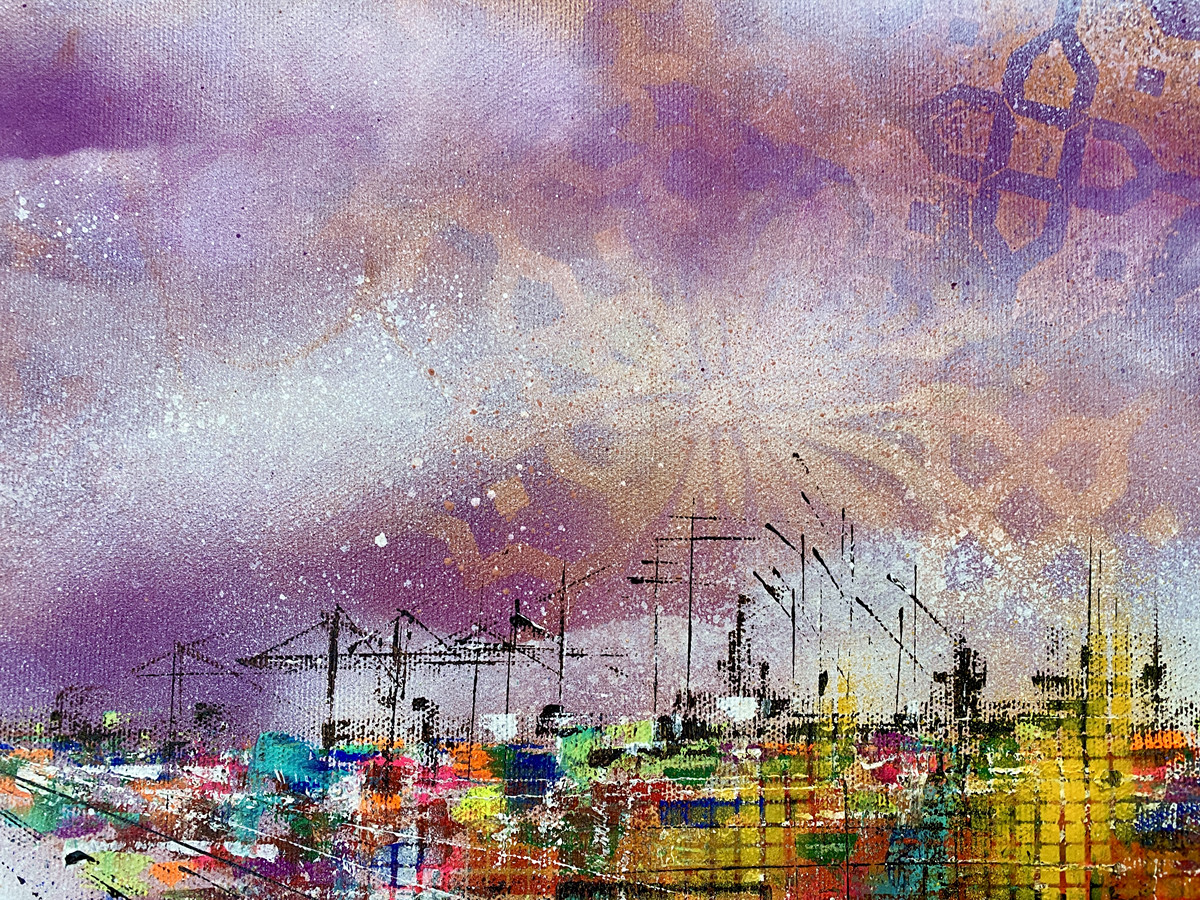 Lila Wolken – Detail Himmelstruktur und Kräne Detailaufnahme aus Lila Wolken von Nina Groth mit violettem Himmel, strukturierter Farbfläche und aufragenden Hafenkränen.
