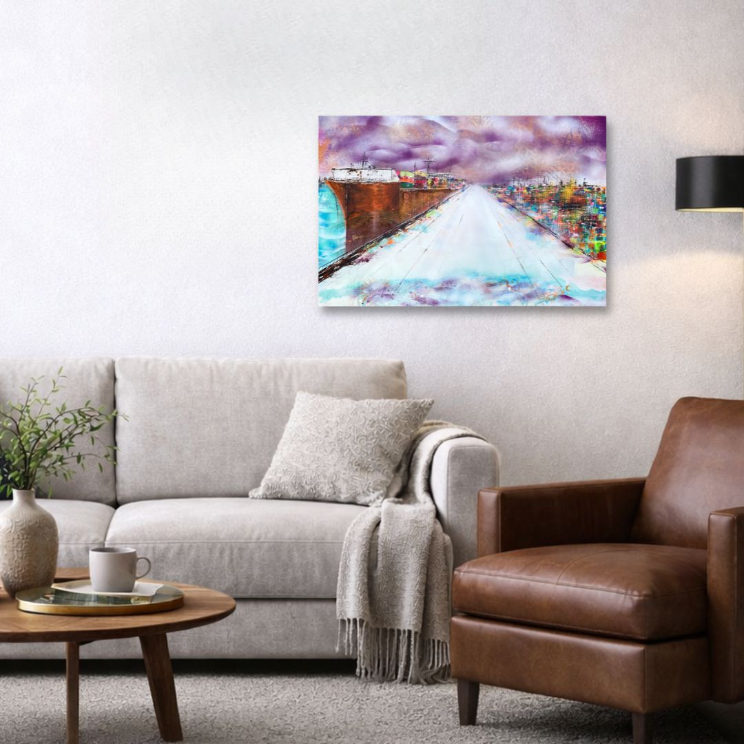 Lila Wolken – Wohnraumbeispiel moderne Hafenmalerei Lila Wolken von Nina Groth als zeitgenössisches Hafenbild in moderner Wohnraumsituation inszeniert.