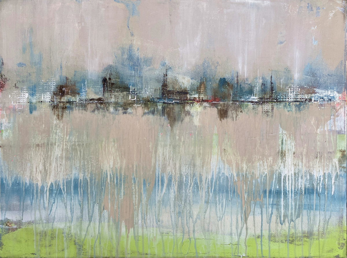 Frei fließend von Nina Groth, abstraktes Acrylgemälde mit nebliger Hamburger Skyline, angedeuteter Elbphilharmonie und fließenden Farbverläufen über dem Wasser.