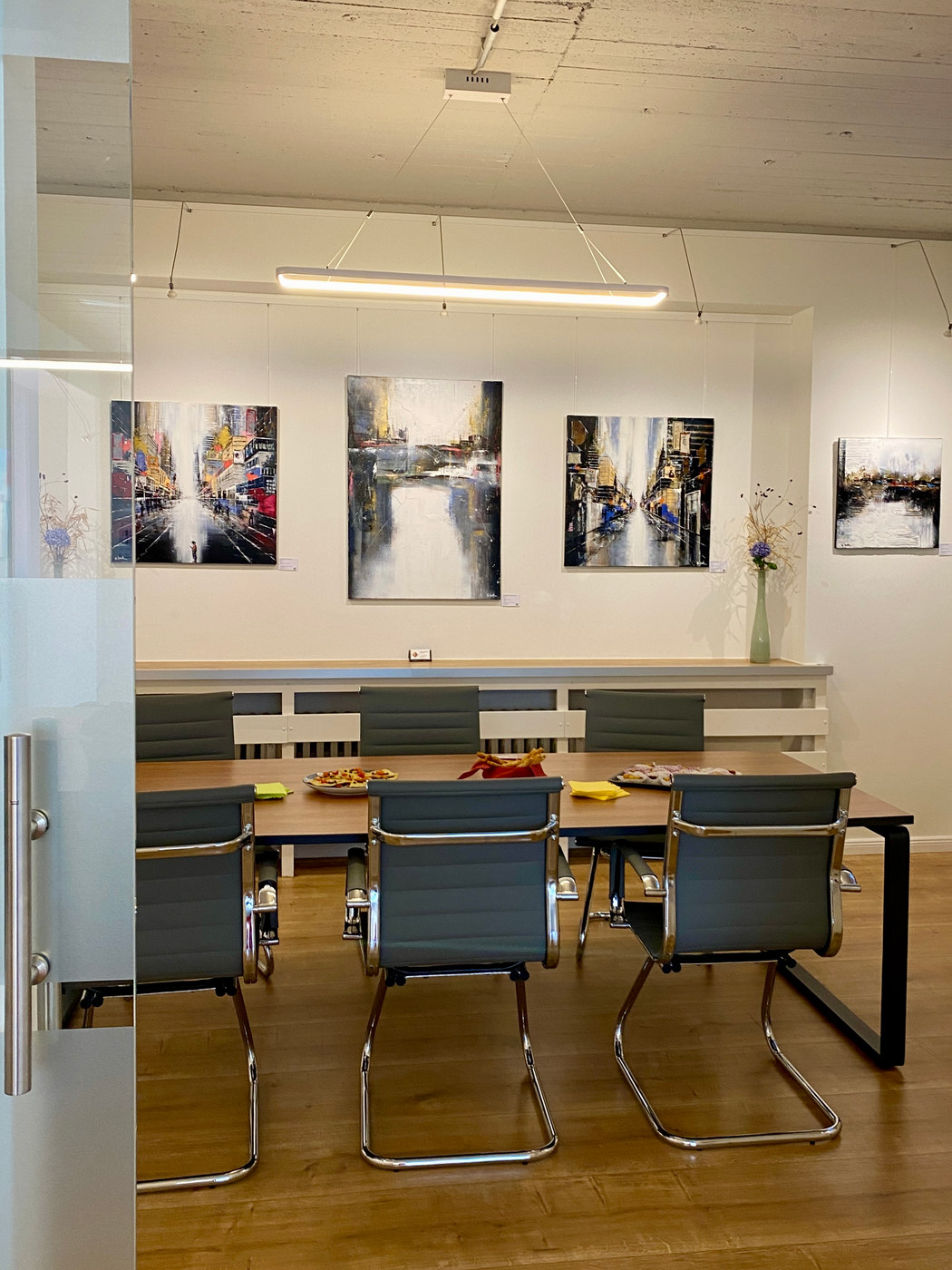 Originalgemälde im Konferenzraum eines Unternehmens Originalgemälde von Nina Groth im Konferenzraum eines Immobilienunternehmens