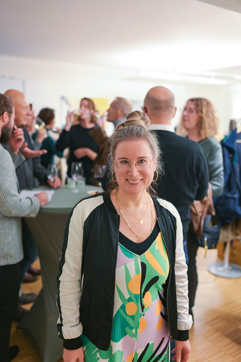 Künstlerin Nina Groth mit Gästen bei einem Netzwerkabend mit Kunst und Wein