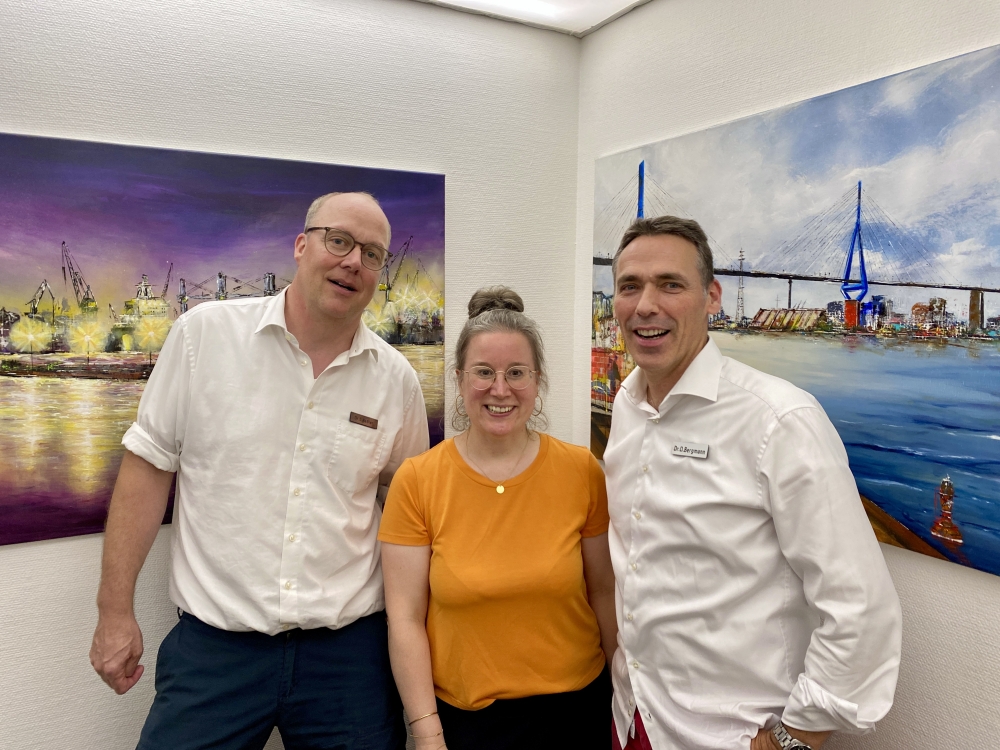 Künstlerin Nina Groth mit Ärzten der Orthopädie Osterstraße in Hamburg