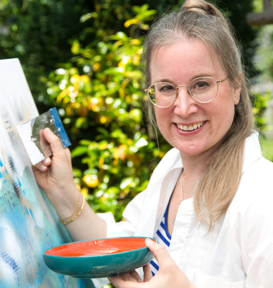 Künstlerin Nina Groth bei der Arbeit an einem Gemälde Künstlerin Nina Groth beim Malen eines Auftragsgemäldes