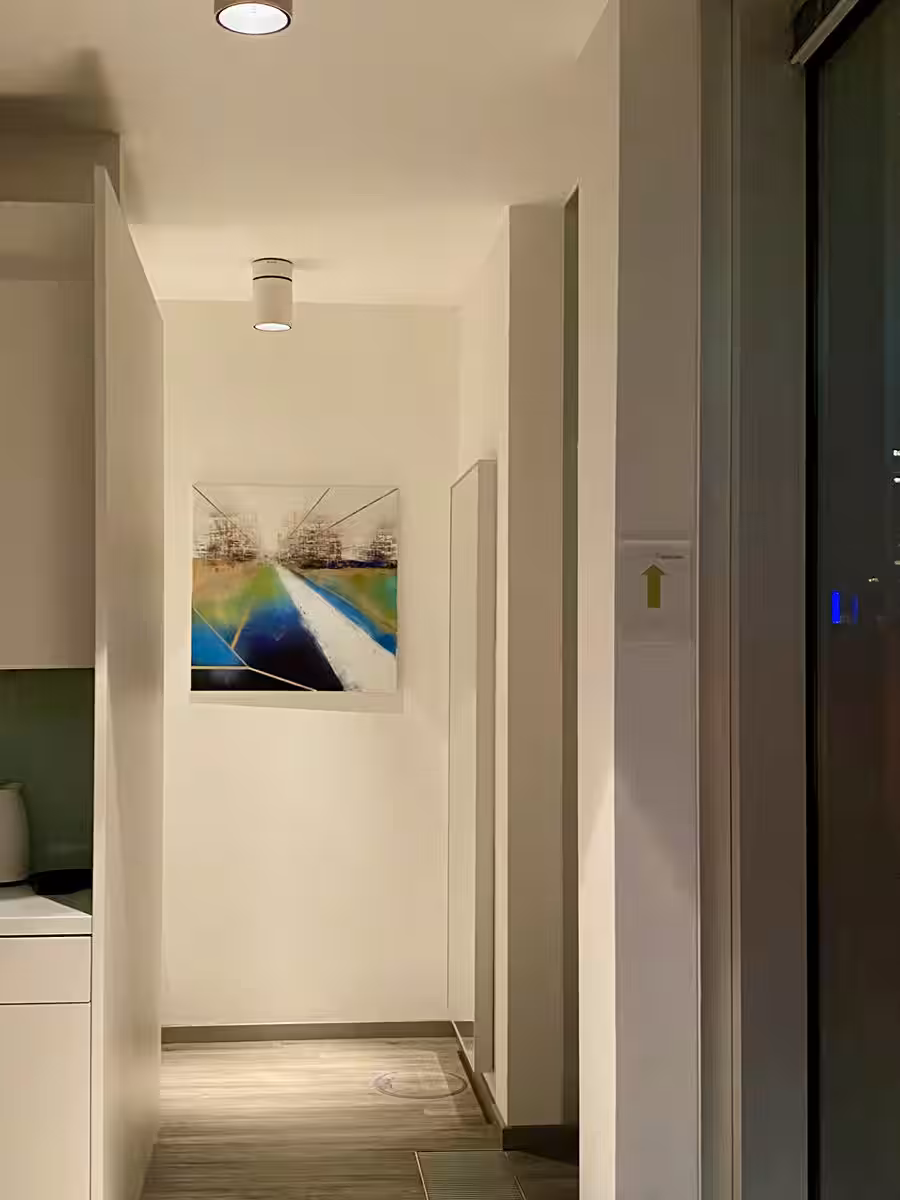 Kunst im Büroflur als Blickachse vom Empfangsbereich aus