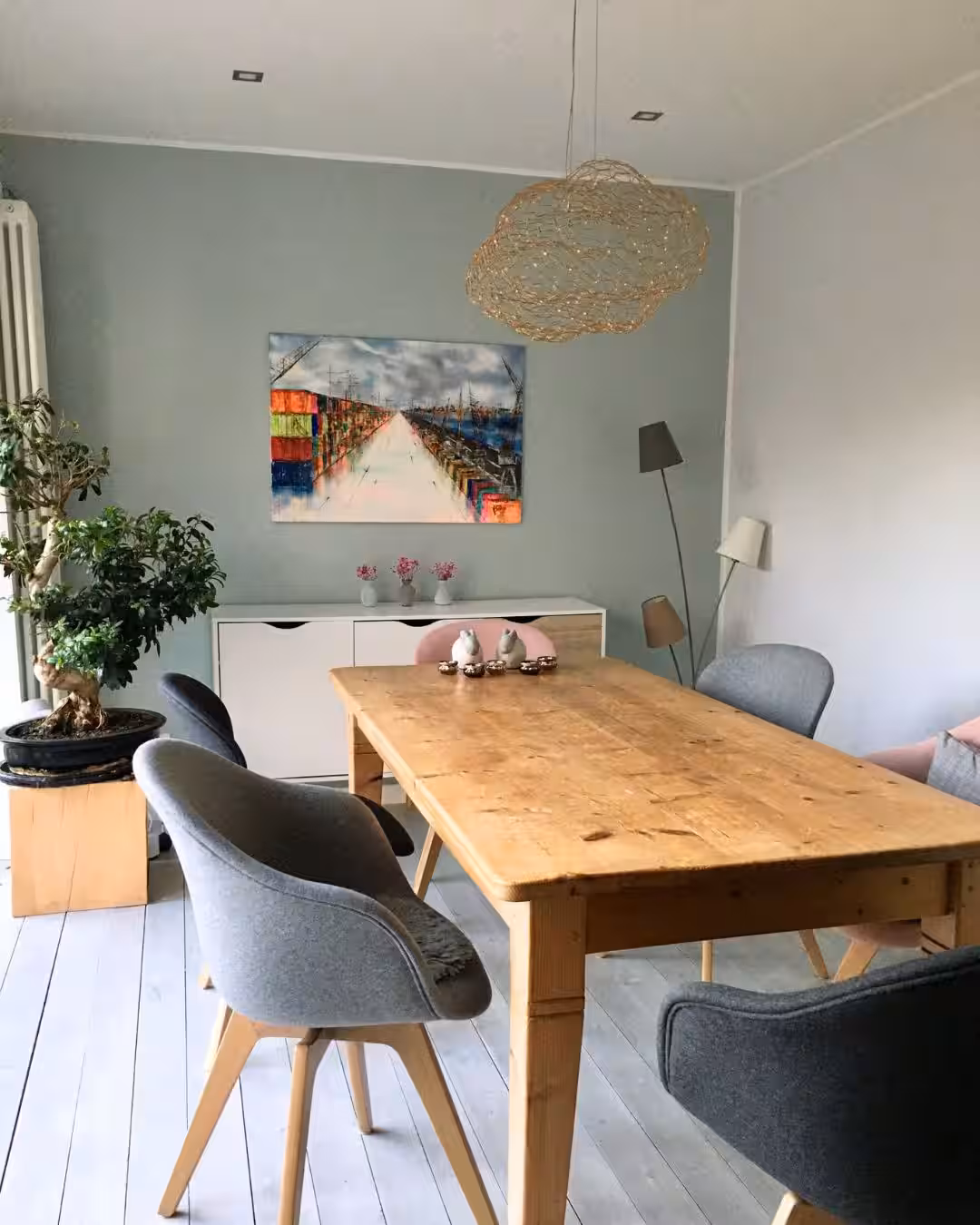 Originalkunst im Esszimmer – Kundenbeispiel Originalgemälde von Nina Groth in einem echten Wohnraum mit moderner Esszimmereinrichtung