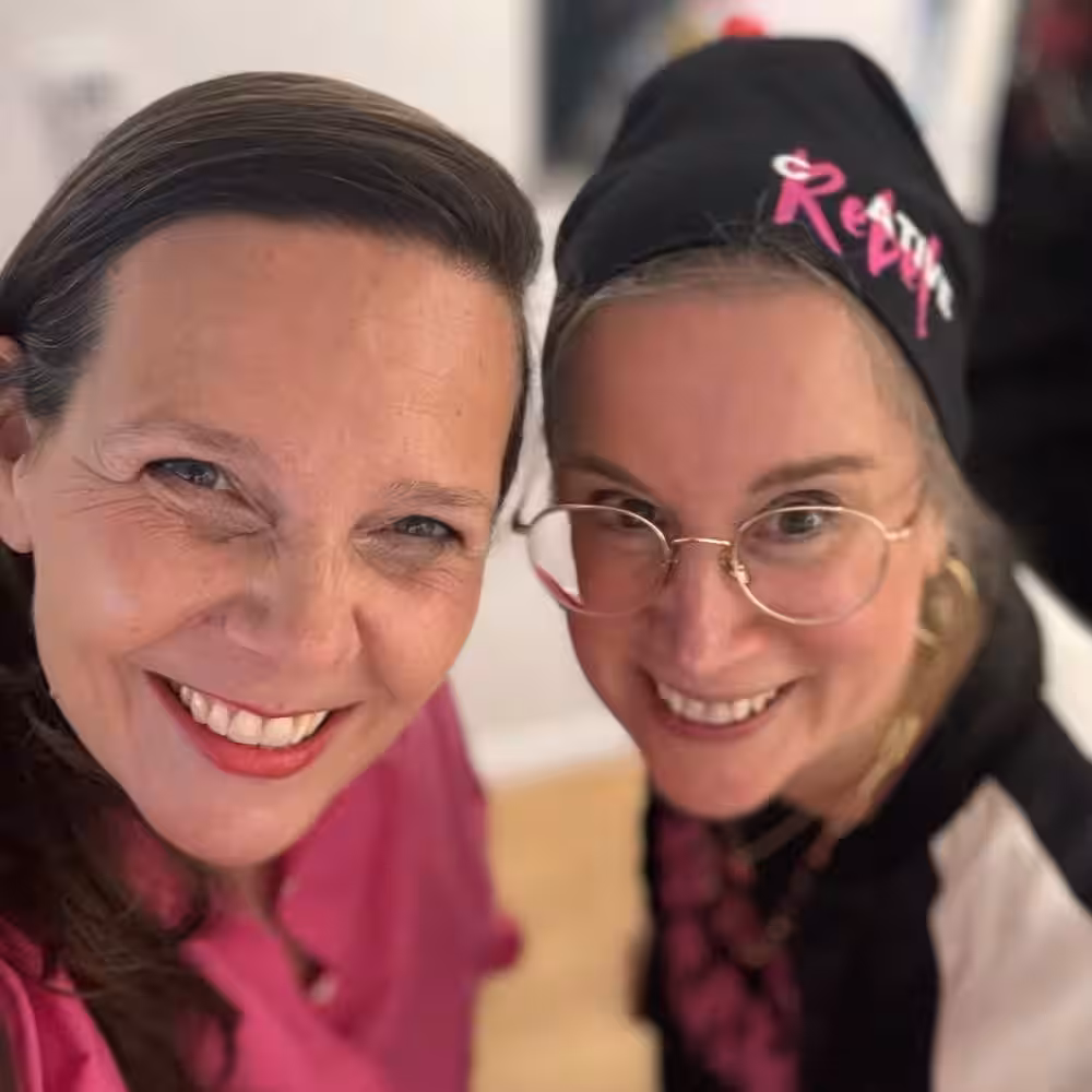 Die Künstlerinnen Nina Groth und Sandra Baggeler bei ihrer gemeinsamen Ausstellung „Connected by Hamburg“ in Hamburg.