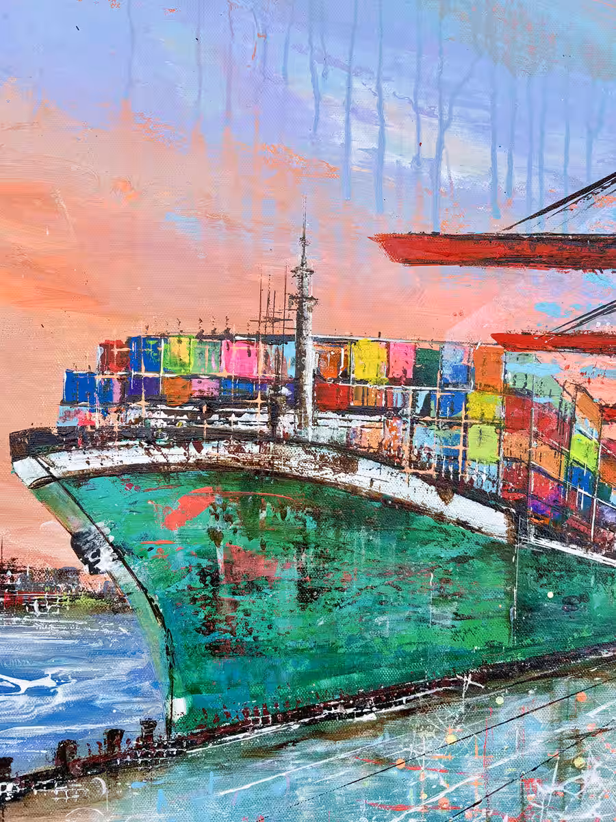 Steel & Sky – Where Routes Begin III | Detail Containerschiff Detailaufnahme von Steel & Sky – Where Routes Begin III mit Containerschiff, Containern und Hafenkränen in einem abstrakten Mixed-Media-Hafenbild