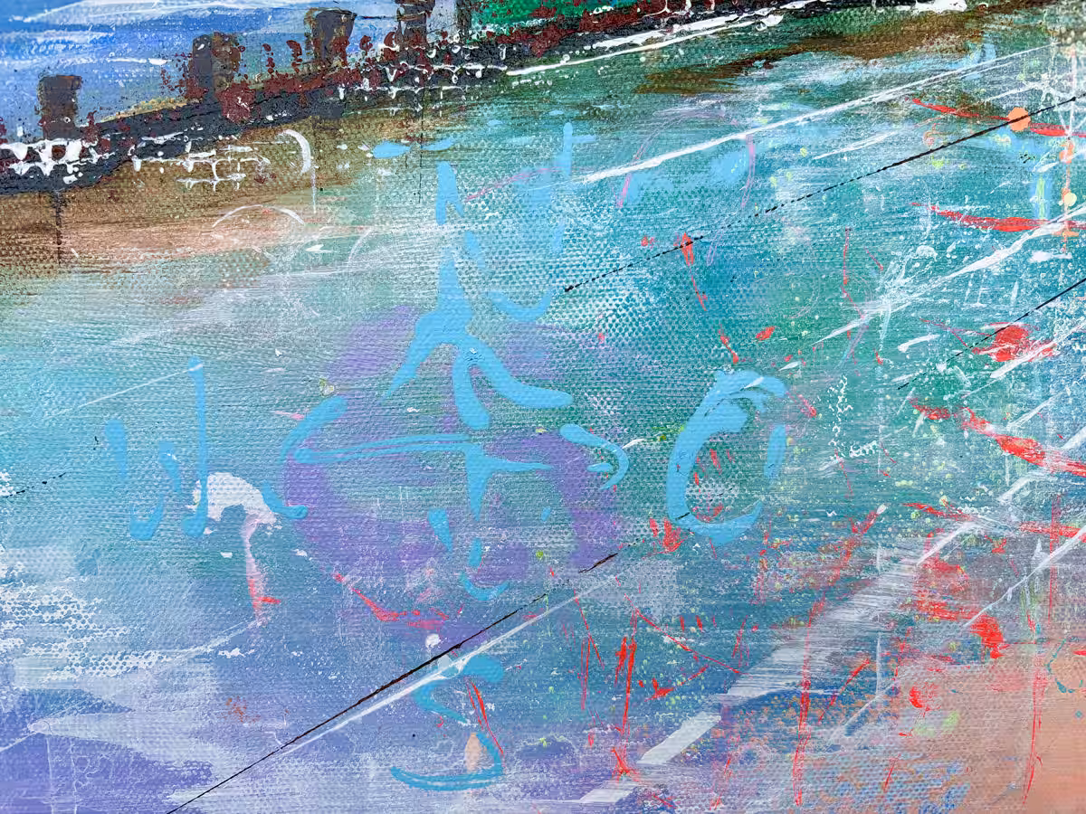Steel & Sky – Where Routes Begin III | Detail Navigation & Strukturen Detail aus Steel & Sky – Where Routes Begin III mit Windrose, Navigationssymbolen, Kratzspuren und abstrakten Strukturen im Vordergrund des Hafenbildes