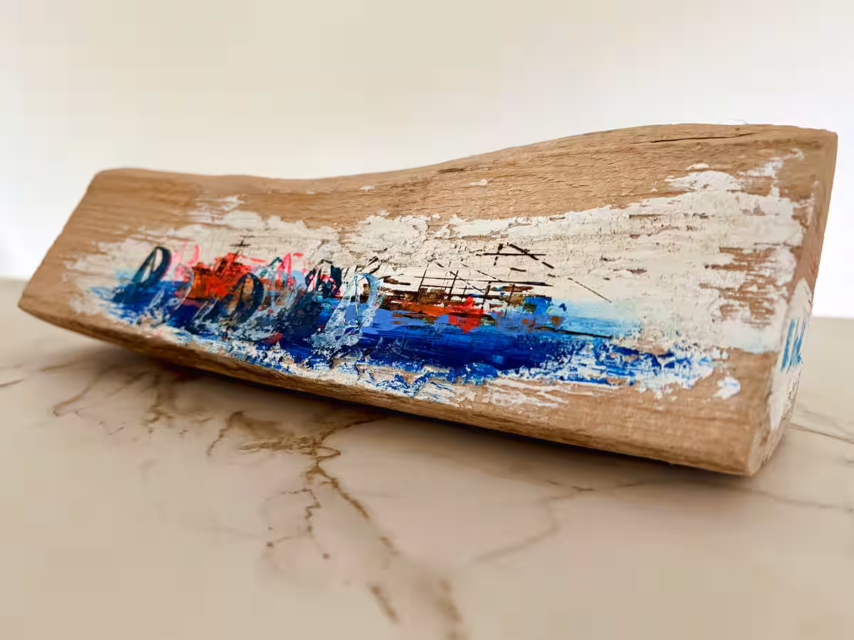 Kunstobjekt auf gewachsenem Holz – Hafen Handbemaltes Kunstobjekt auf gewachsenem Holz mit abstraktem Hafenmotiv in Blau und Neonakzenten.
