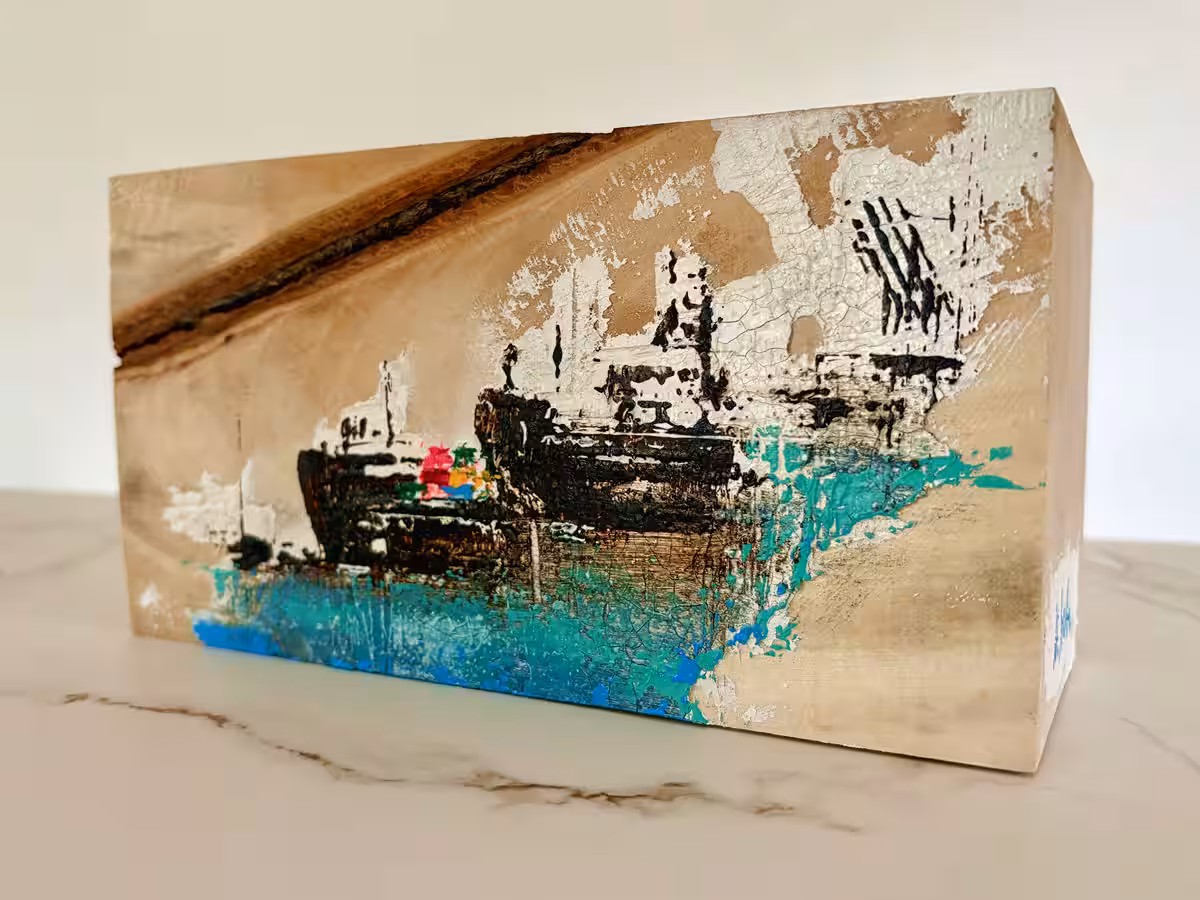 Kunstobjekt auf Holz – Schiff und Hafen Handbemaltes Kunstobjekt auf gewachsenem Holz mit Schiff und Hafenmotiv in Türkis, Braun und Weiß.