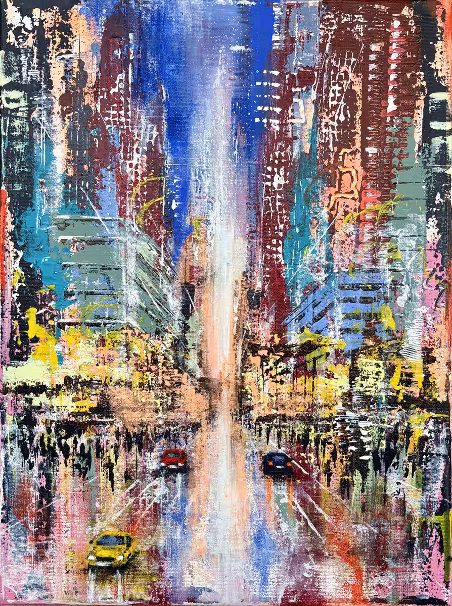 Expressive Mixed-Media-Stadtlandschaft von Nina Groth mit zentralperspektivischer Straßenschlucht, farbintensiven Gebäuden, Menschen und Autos.