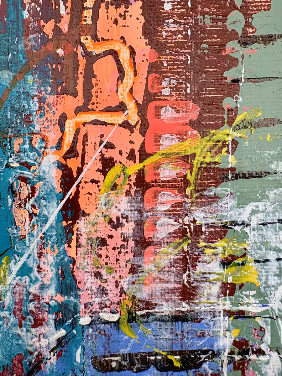 Urban Axis – Fragments of Order I | Mixed-Media-Strukturen und Farbschichten Nahaufnahme abstrakter Mixed-Media-Malerei mit überlagerten Farbschichten, eingeritzten Linien, Kritzeleien und geometrischen Spuren.